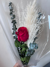 Cargar imagen en el visor de la galería, Ramo de Rosas Preservadas