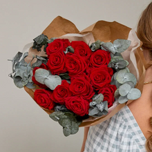 Cargar imagen en el visor de la galería, Ramo de Rosas Preservadas