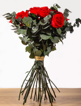 Cargar imagen en el visor de la galería, Ramo de Rosas Preservadas