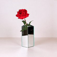 Cargar imagen en el visor de la galería, Rosa roja abierta artificial