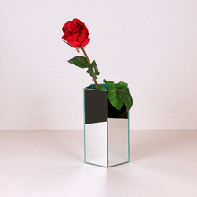 Cargar imagen en el visor de la galería, Rosa roja entreabierta artificial