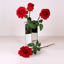 Cargar imagen en el visor de la galería, Rosa roja entreabierta artificial