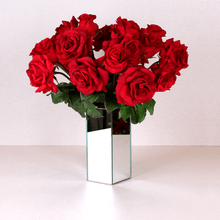 Cargar imagen en el visor de la galería, Rosa roja entreabierta artificial