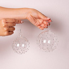 Cargar imagen en el visor de la galería, Web Decoco Producto Navidad Bola Trasnparente Puntitos Plateados 3