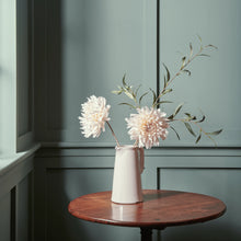 Cargar imagen en el visor de la galería, Dalia Crema Hiperrealista
