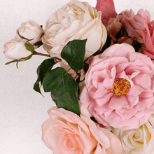 Cargar imagen en el visor de la galería, Detalle de rosas hiperrealistas en tonos rosas
