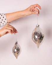 Cargar imagen en el visor de la galería, Web Decoco Producto Navidad Bola Pera Plata Relieve 2
