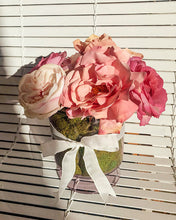 Cargar imagen en el visor de la galería, Copa de Rosas Vibrantes
