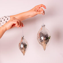 Cargar imagen en el visor de la galería, Web Decoco Producto Navidad Bola Pera Plata Relieve 3
