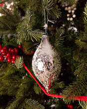 Cargar imagen en el visor de la galería, Web Decoco Producto Navidad Bola Pera Plata Relieve
